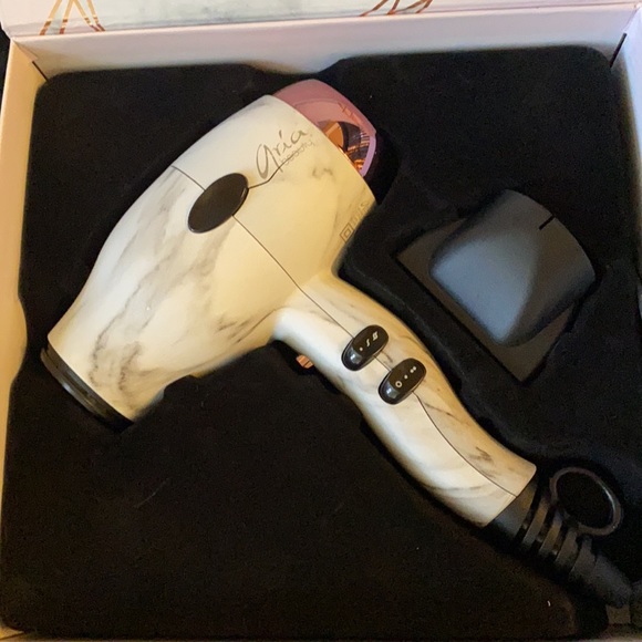 Aria Beauty: BLOW DRYER - Picture 3 of 4